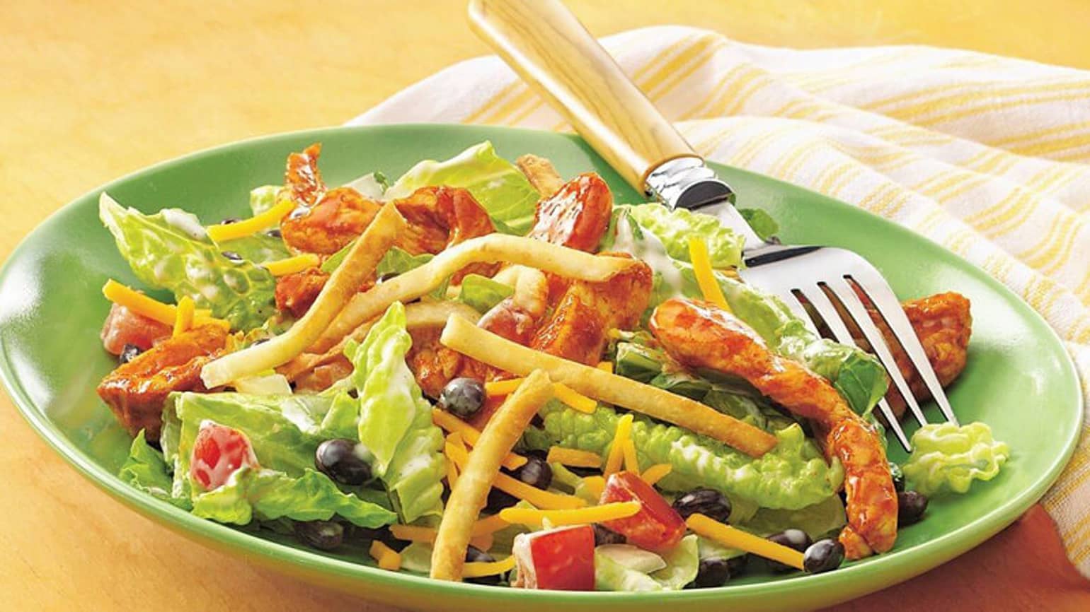 Salade De Poulet À La Mexicaine Et Garniture De Tortillas Croustillantes